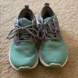 Under armour tennis shoes 7.5